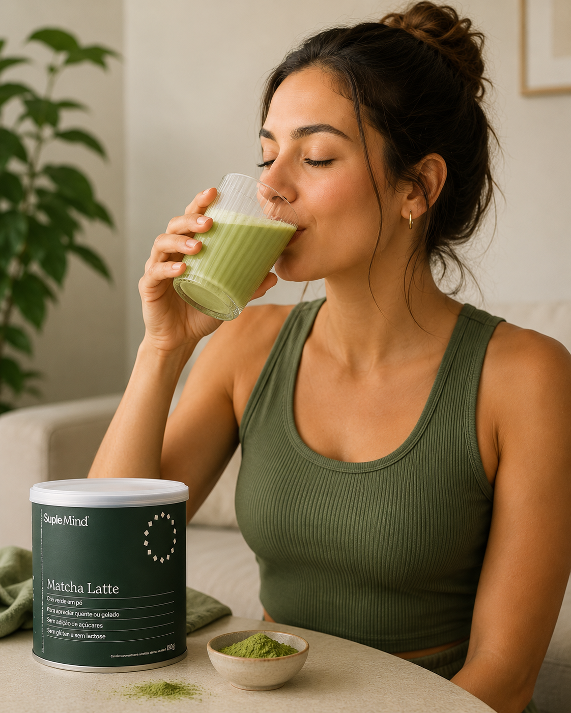 Pessoa preparando Matcha Latte SupleMind 180g