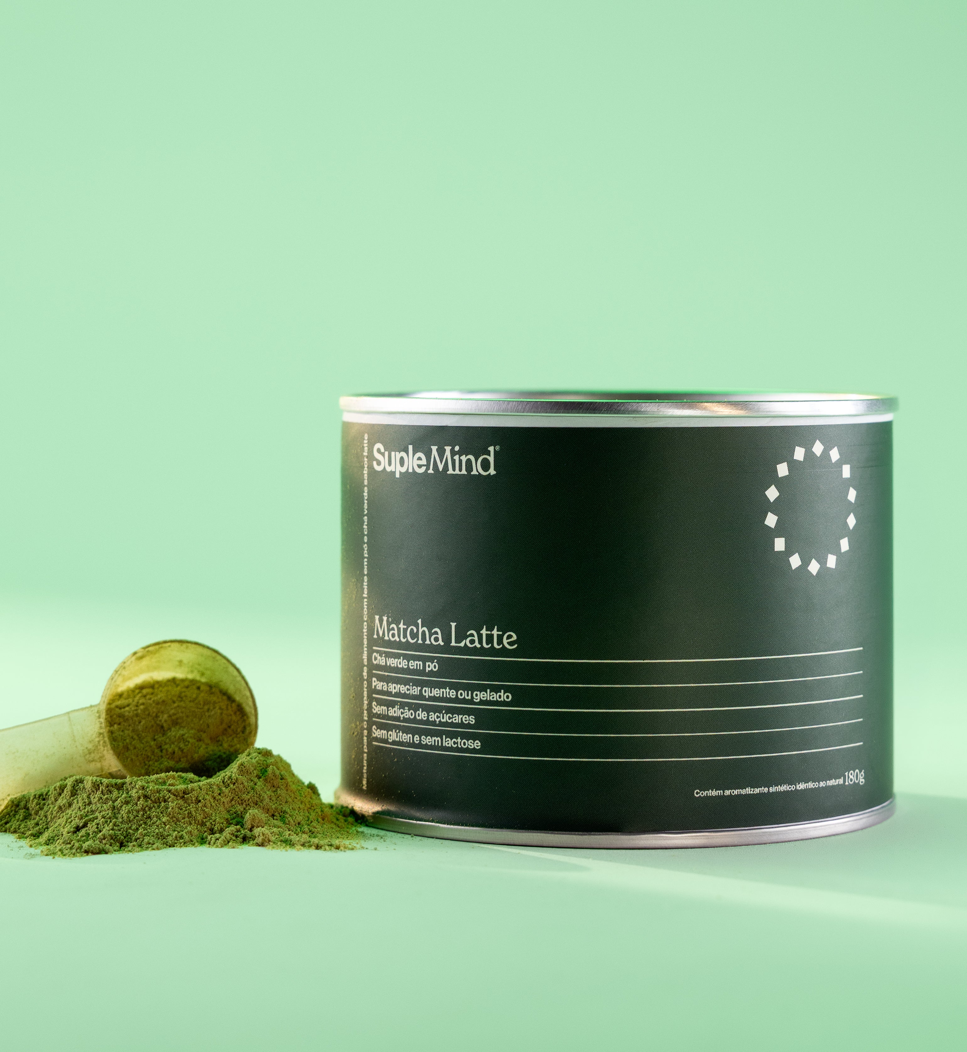 Matcha Latte SupleMind 180g em cena ambientada com xícara e colher